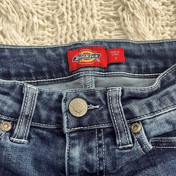 I am selling some girl shorts size  child 7 from the brand dickies - Picture 4 of 6